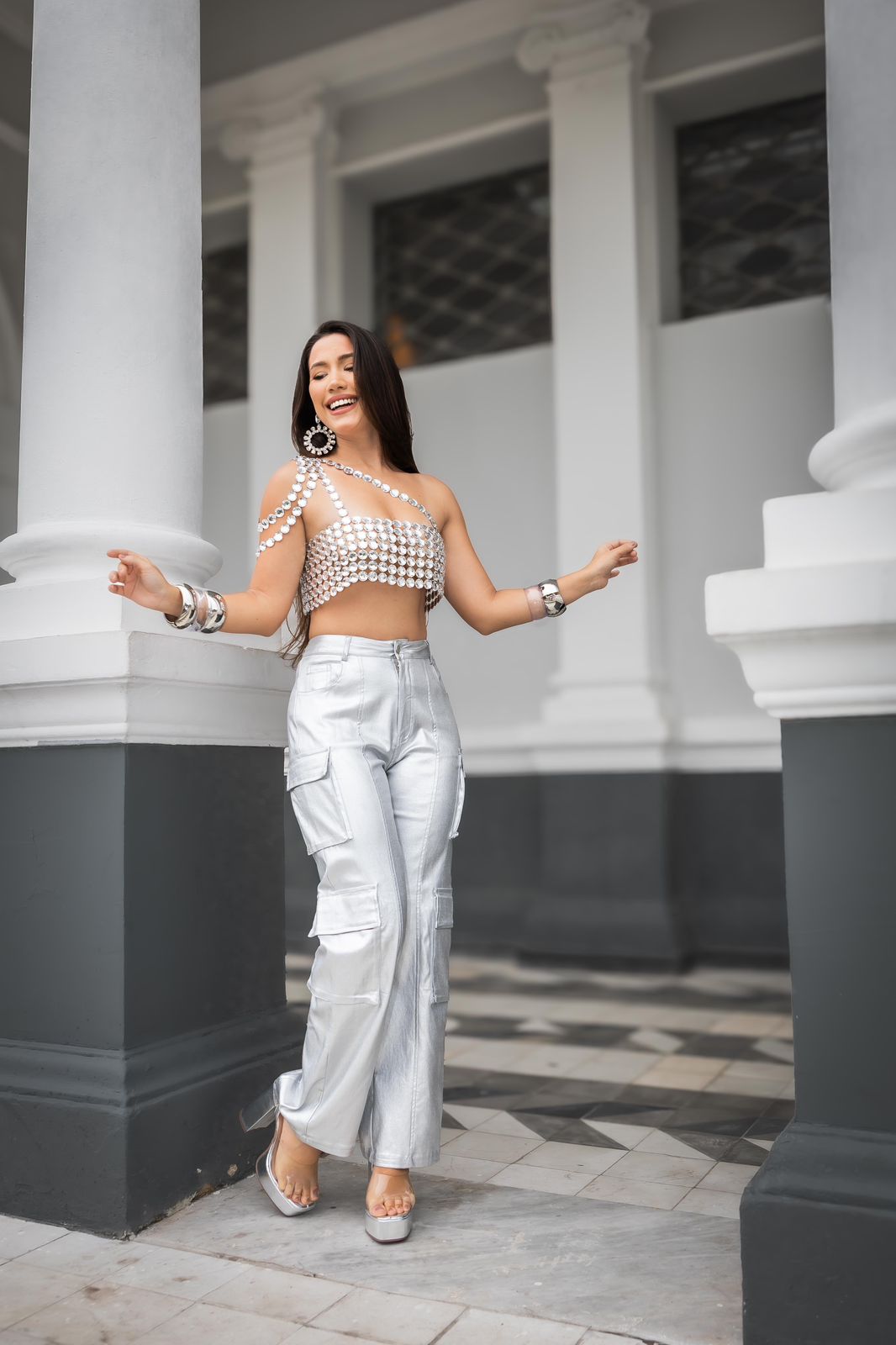 Conjunto Feminino Cropped Mula Manga em Strass + Calça Cargo Prata Carnaval Glam