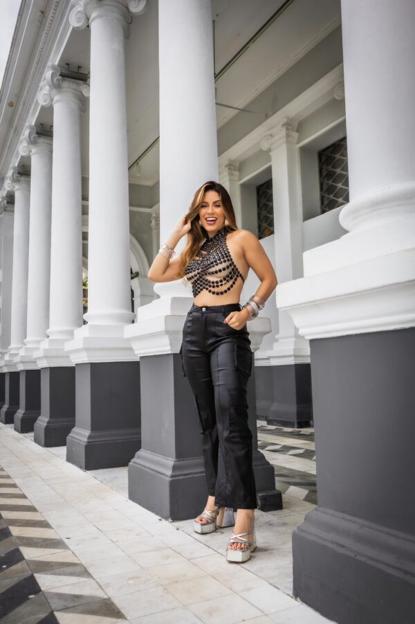 Conjunto Feminino Cropped Gola Alta em Miçangas + Calça Cargo Preta Carnaval Glam