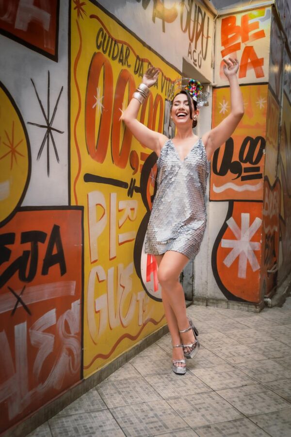 Look Completo Carnaval Brilho Total – Paetê Prateado Glam
