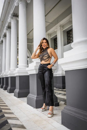 Conjunto Feminino Cropped Gola Alta em Miçangas + Calça Cargo Preta Carnaval Glam