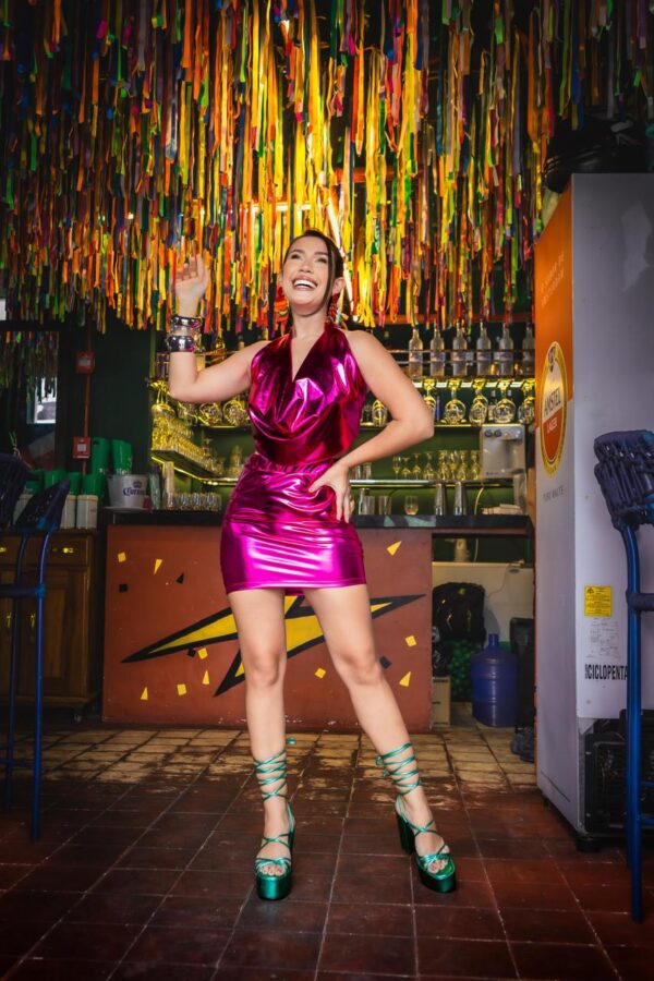 Look Completo Pink Power Shine – Metalizado Impactante para Carnaval